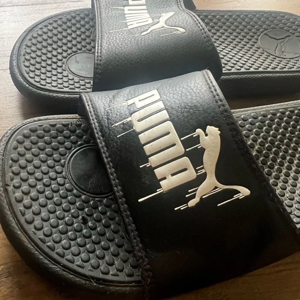 Puma Black and White Kids Sandals - Picture 2 of 3